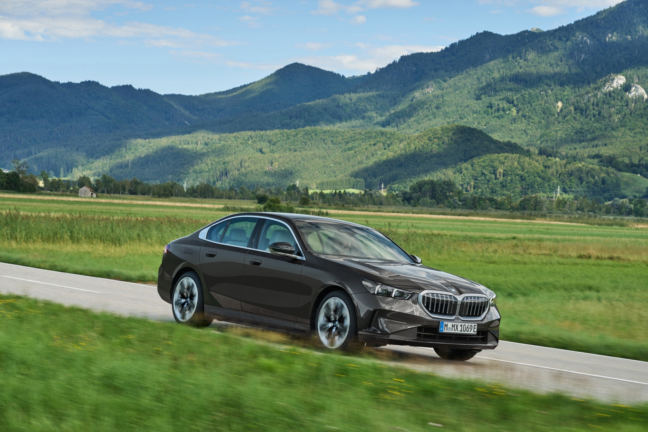 P90524299_lowRes_the-new-bmw-530e-sop