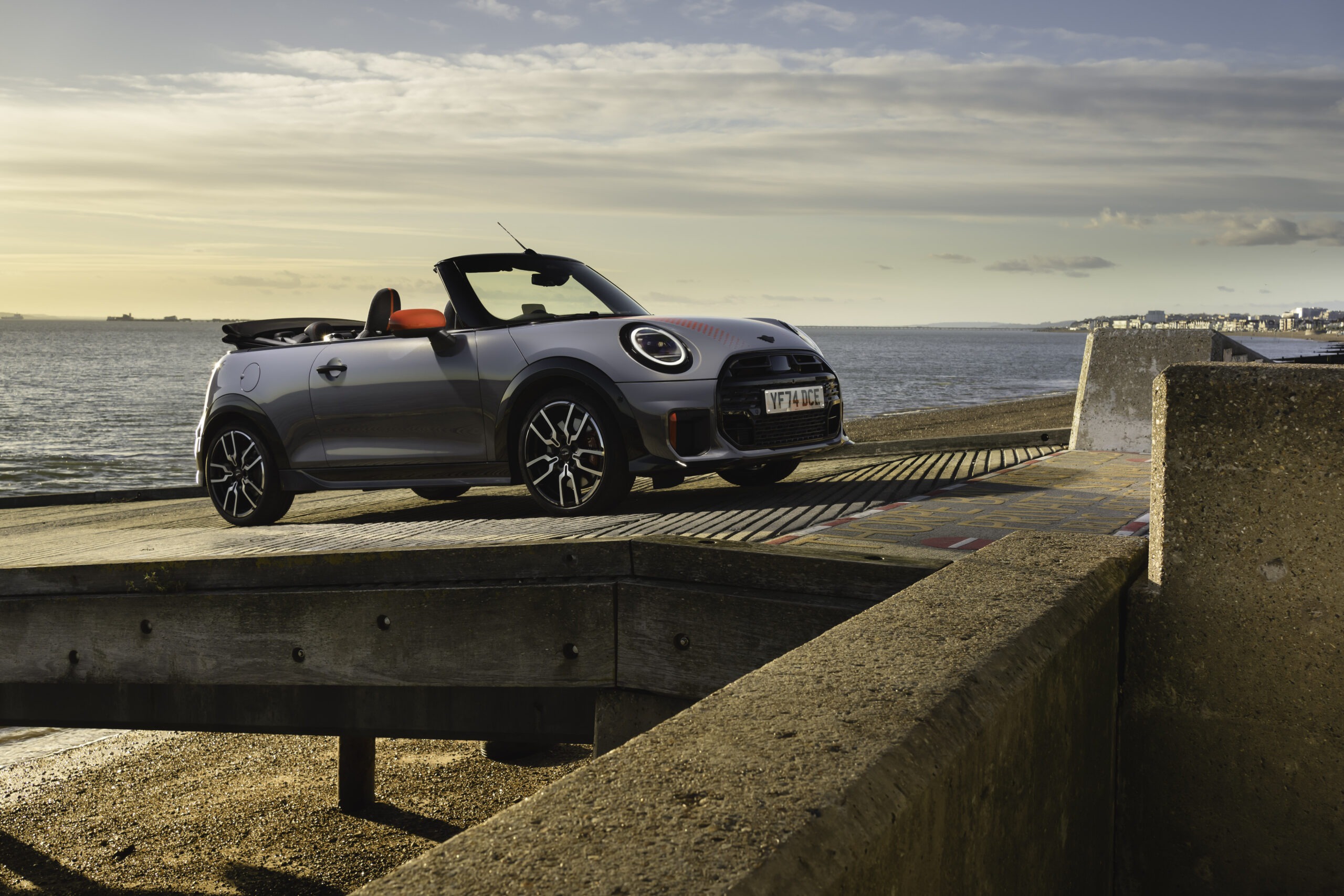 P90586333_highRes_mini-john-cooper-wor